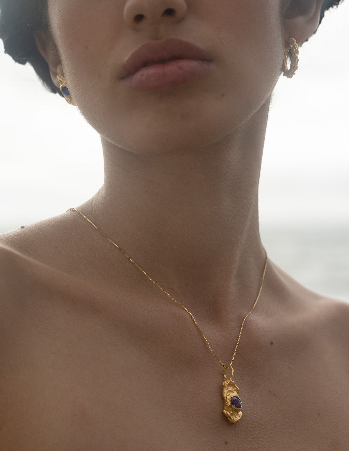 material:gold;