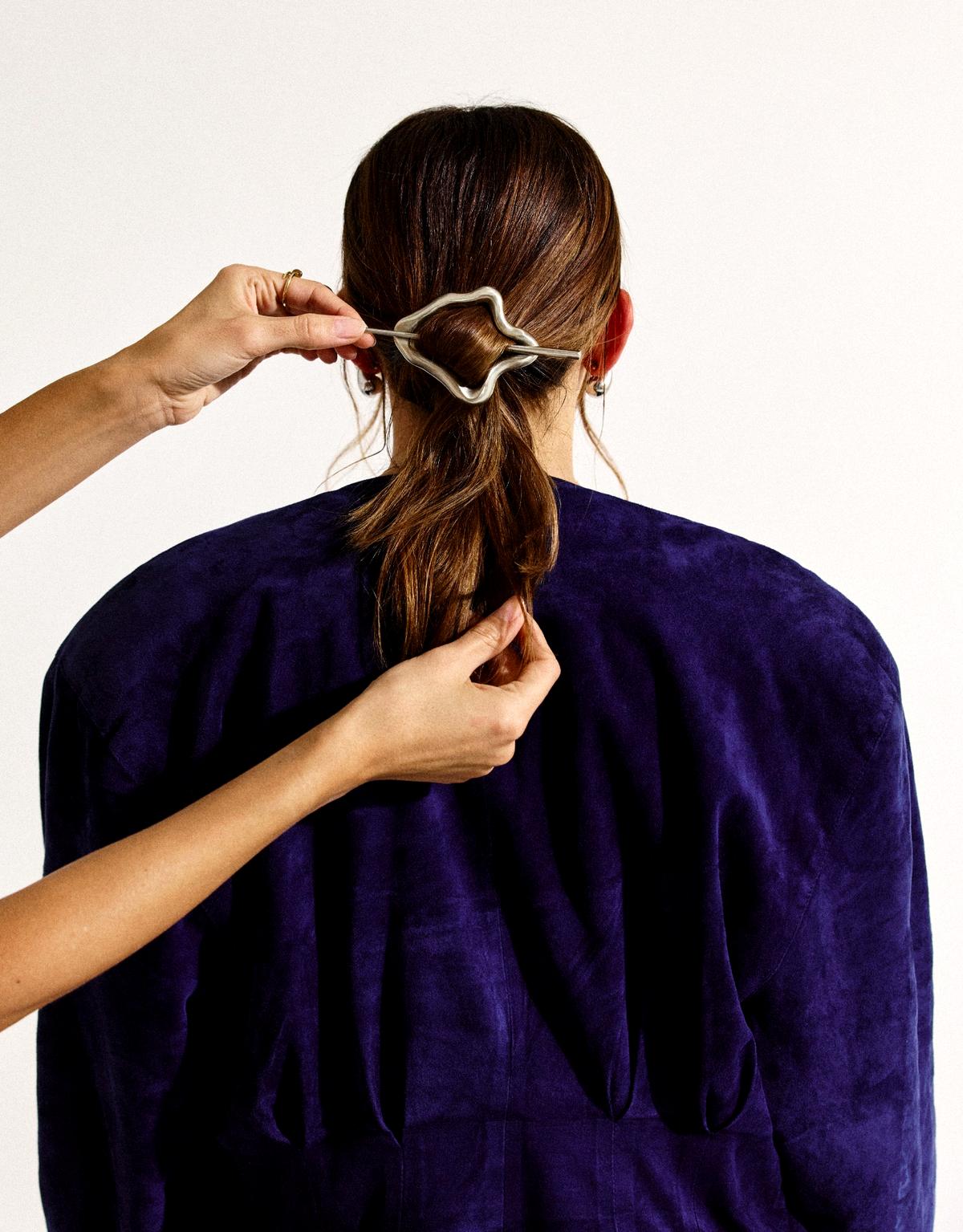 <p>motra</p><p>era hairclip</p>