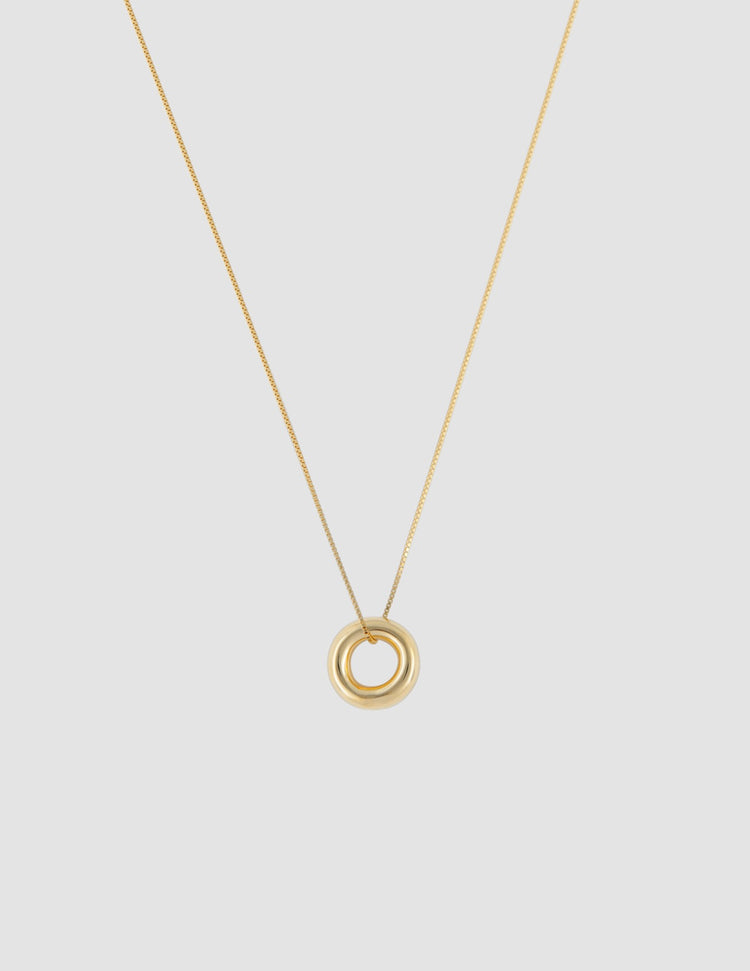 material:gold; add-on:simple-necklace; add-on:donut-add-on;