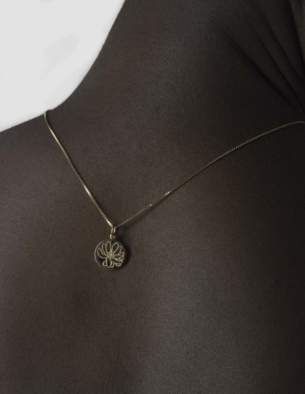 material:gold;